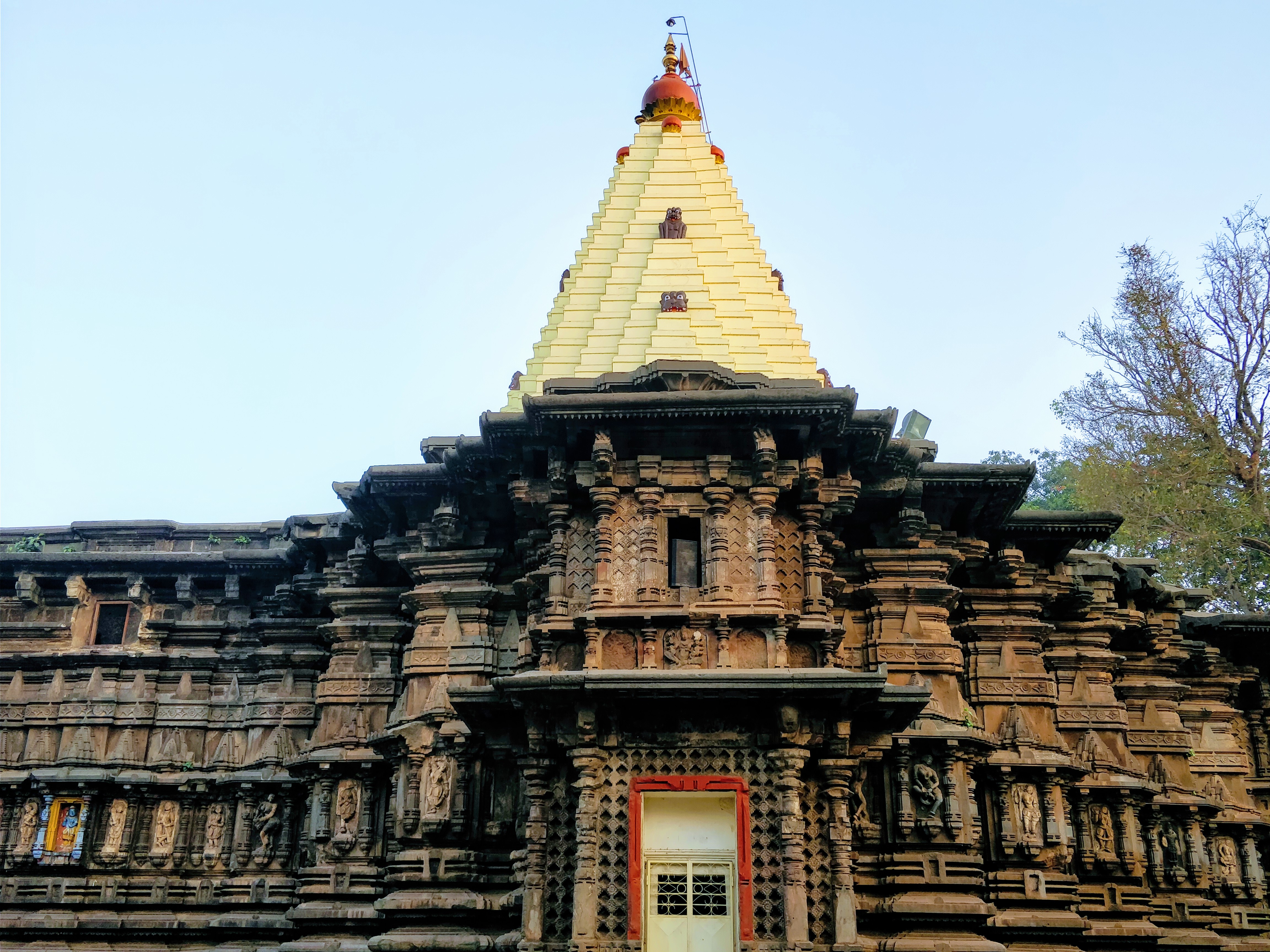 A photo of the iconic Mahalaxmi Temple in Kolhapur, Maharashtra.
